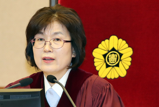 이정미 헌법재판소장 권한대행이 9일 오전 서울 종로구 재동 헌법재판소에서 열린 박근혜 대통령 탄핵심판 사건 12차 변론에서 출석인들을 확인하고 있다.